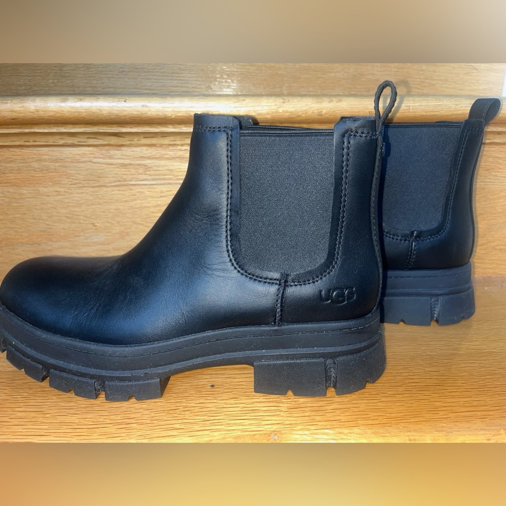 NEW UGG w/o tags!!
UGG boots size 10